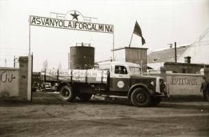 Tehergépjárművek tétele, 9 db szabadon felhasználható, vintage negatív különféle korokból, 6x6 cm és...