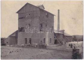 cca 1920 Nagyvárad, gyárépület, fotó, hátulján feliratozva, töréssel, 16×22,5 cm