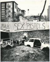 cca 1978 Csonka Béla: Sex Pistols és a T modellek, pecséttel jelzett, vintage fotóművészeti alkotás, a magyar fotográfia avantgarde korszakából, 21,5x17,5 cm