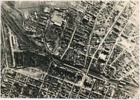 cca 1944 Győr belváros, felderítő légifotó, hátulján feliratozva, 18×12,5 cm