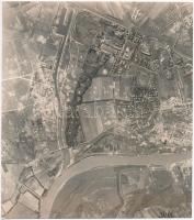 cca 1944 Győr, bombázások nyomai, felderítő légifotó, hátulján feliratozva, 19,5×17,5 cm