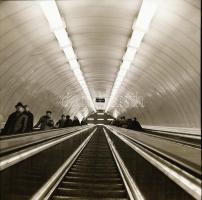 cca 1990 Metróállomások, mozgólépcsők, utasok, 24 db szabadon felhasználható vintage negatív, 6x6 cm