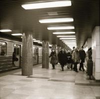 cca 1990 Metróállomások, mozgólépcsők, utasok, 24 db szabadon felhasználható vintage negatív, 6x6 cm