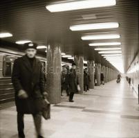 cca 1990 Metróállomások, mozgólépcsők, utasok, 24 db szabadon felhasználható vintage negatív, 6x6 cm