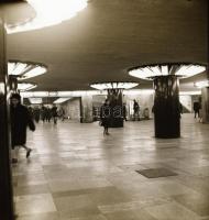 cca 1990 Metróállomások, mozgólépcsők, utasok, 24 db szabadon felhasználható vintage negatív, 6x6 cm