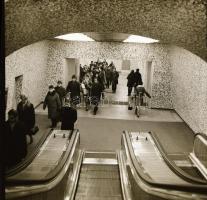 cca 1990 Metróállomások, mozgólépcsők, utasok, 24 db szabadon felhasználható vintage negatív, 6x6 cm