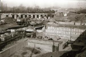 cca 1989 Újpest állomás felszíni építése, 44 db szabadon felhasználható vintage negatív, 24x36 mm