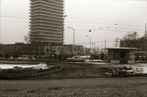 1981 Budapest, Villamosok az Árpád hídon, 38 db szabadon felhasználható vintage negatív, 24x36 mm