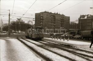 1981 Budapest, Villamosok az Árpád hídon, 38 db szabadon felhasználható vintage negatív, 24x36 mm