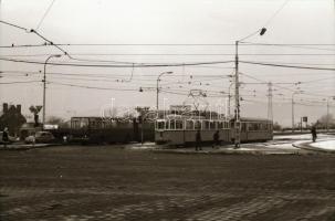 1981 Budapest, Villamosok az Árpád hídon, 38 db szabadon felhasználható vintage negatív, 24x36 mm