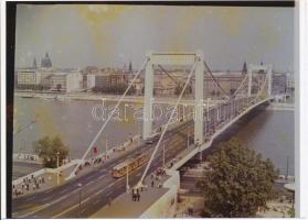 cca 1968 Budapest, Csuklós villamos az Erzsébet hídon, 1 db mai nagyítás, 13x18 cm