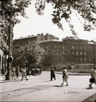 cca 1953 Budapesti épületek, látképek, életképek, 13 db szabadon felhasználható vintage negatív, 9x1...