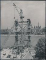 cca 1964 Budapest, Az Erzsébet híd építése, 4 db vintage fotó, 18x24 cm és 13x18 cm között