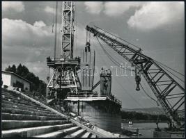 cca 1964 Budapest, Az Erzsébet híd építése, 4 db vintage fotó, 18x24 cm és 13x18 cm között