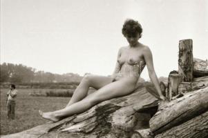 cca 1983 Fiatalka ébredése, szolidan erotikus felvételek, 30 db vintage negatív, 36x24 mm