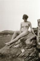 cca 1983 Fiatalka ébredése, szolidan erotikus felvételek, 30 db vintage negatív, 36x24 mm