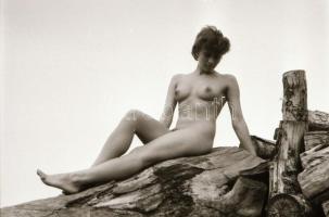 cca 1983 Fiatalka ébredése, szolidan erotikus felvételek, 30 db vintage negatív, 36x24 mm