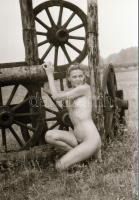 cca 1983 Fiatalka ébredése, szolidan erotikus felvételek, 30 db vintage negatív, 36x24 mm