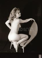 cca 1979 Innen, onnan - szolidan erotikus felvételek, 31 db vintage negatív, 36x24 mm