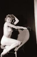 cca 1979 Innen, onnan - szolidan erotikus felvételek, 31 db vintage negatív, 36x24 mm