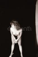 cca 1979 Innen, onnan - szolidan erotikus felvételek, 31 db vintage negatív, 36x24 mm