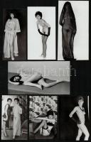 cca 1970 Házibulin jöttek össze, szolidan erotikus felvételek, 13 db vintage fotó, 18x11,5 cm és 13x...