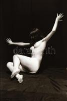 cca 1974 Hotelban és fotelban, szolidan erotikus felvételek, 32 db vintage negatív, 24x36 mm