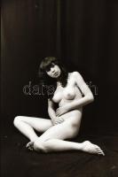 cca 1974 Hotelban és fotelban, szolidan erotikus felvételek, 32 db vintage negatív, 24x36 mm