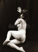 cca 1974 Hotelban és fotelban, szolidan erotikus felvételek, 32 db vintage negatív, 24x36 mm