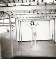 cca 1981 Kalandvágyók, szolidan erotikus felvételek, 4 db vintage fotó + 3 db vintage negatív, (a po...