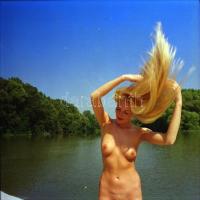 cca 1978 A csábítás pillanatai, szolidan erotikus felvételek, 4 db vintage fotó + 4 db vintage negat...