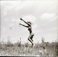 cca 1978 A csábítás pillanatai, szolidan erotikus felvételek, 4 db vintage fotó + 4 db vintage negat...