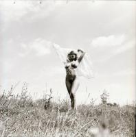 cca 1985 Akt felvételek szabadban és belső térben, Menesdorfer Lajos (1941-2005) budapesti fotóművés...