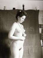 cca 1971 Rosszalkodni kéne már, szolidan erotikus felvételek, 4 db vintage fotó + 4 db vintage negat...