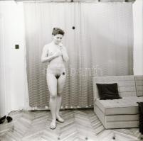 cca 1971 Rosszalkodni kéne már, szolidan erotikus felvételek, 4 db vintage fotó + 4 db vintage negat...