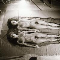 cca 1970 Privát meglepetések, szolidan erotikus felvételek, 4 db vintage fotó + 4 db vintage negatív...