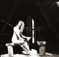 cca 1970 Privát meglepetések, szolidan erotikus felvételek, 4 db vintage fotó + 4 db vintage negatív...