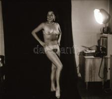 cca 1970 Vasárnapi huncutságok, szolidan erotikus felvételek, 4 db vintage fotó + 3 db vintage negat...