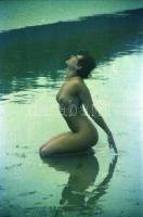 cca 1974 Vízparti mutatványos, szolidan erotikus felvételek, 25 db vintage negatív, 24x36 mm