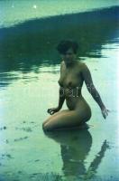 cca 1974 Vízparti mutatványos, szolidan erotikus felvételek, 25 db vintage negatív, 24x36 mm