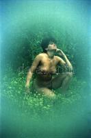 cca 1974 Vízparti mutatványos, szolidan erotikus felvételek, 25 db vintage negatív, 24x36 mm