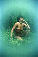 cca 1974 Vízparti mutatványos, szolidan erotikus felvételek, 25 db vintage negatív, 24x36 mm