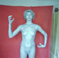 cca 1971 A ruhátlanság izgalmas zónájában, szolidan erotikus felvételek, 3 db vintage fotó + 5 db vi...