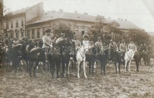 1913 Budapest, Gróf Marenzzi F. altábor, a honvéd főparancsnok helyettese a fegyvertárban szemlét tart, mögötte Lippner Károly ezredes és Paleta Jenő alezredes. Mizser István tizedes írása a hátoldalon / Count Marenzzi Lieutenant General with Colonel Lippner  and lieutenant-colonel Paleta. Corporal Mizser's letter on the backside. Schäffer Armin photo