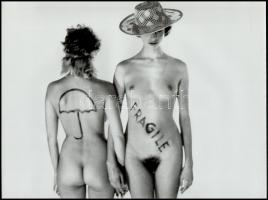 cca 1985 Menesdorfer Lajos (1941-2005) budapesti fotóművész hagyatékából, 2 db vintage fénykép, az e...