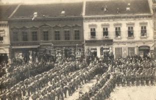 1914 Szombathely, Frontra induló katonák búcsúztatása a Fő téren, Geist Sándor és Goldmann Jenő üzlete, Párisi Nagy Áruház, cipőraktár, Haber H. fényképész műterme és saját fotója / WWI Hungarian soldiers departing to the war. photo (EK)