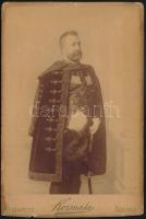 cca 1890 Azonosítatlan férfi díszmagyarban, keményhátú fotó Kozmata Ferenc (Bp., Szeged) műterméből