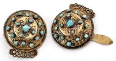 XIX. sz. vége. Köpeny-, ruhadísz. Aranyozott ezüst, jelzett, türkiz kövekkel. / End of XIXth. century: Clothing or robe ornament. Silver with turquoise gems d:5 cm, 53,8 g