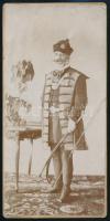 1897 Azonosítatlan férfi díszmagyarban, keményhátú fotó Wetschl Kázmér stomfai műterméből, hátulján feliratozva, pecséttel jelzett, töréssel, 21×10,5 cm
