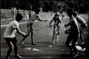 cca 1977 Kerékpár versenyzők, Gebhardt György (1910-1993) budapesti fotóművész hagyatékából 3 db feliratozott vintage fénykép, 40x30 cm és 25x40 cm között